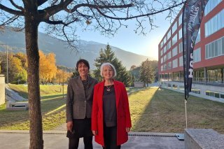 la directrice de la HESTS Nicole Langenegger-Roux et la conseillère fédérale Elisabeth Baume-Schneider devant la HES à Sierre (de gauche à droite)